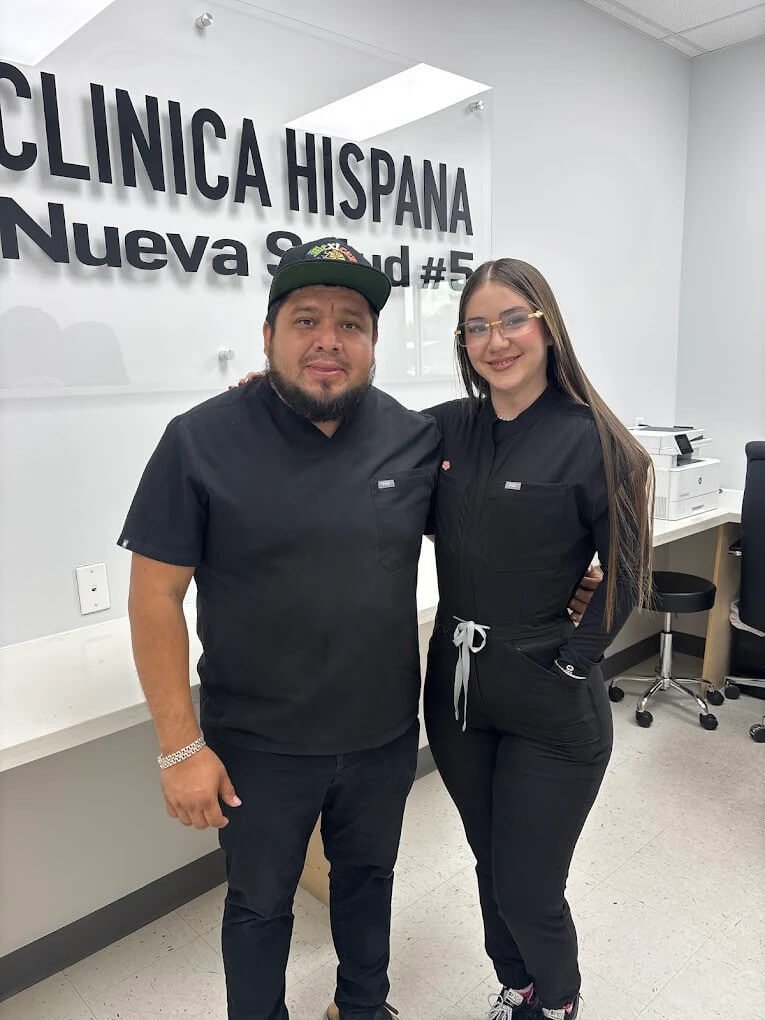 equipo medico clinica hispana nueva salud pasadena atendiendo pacientes